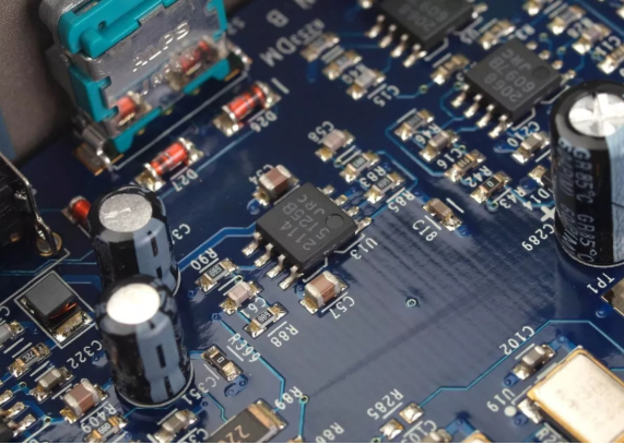 PCB热源布局优化与多热源干扰管理策略