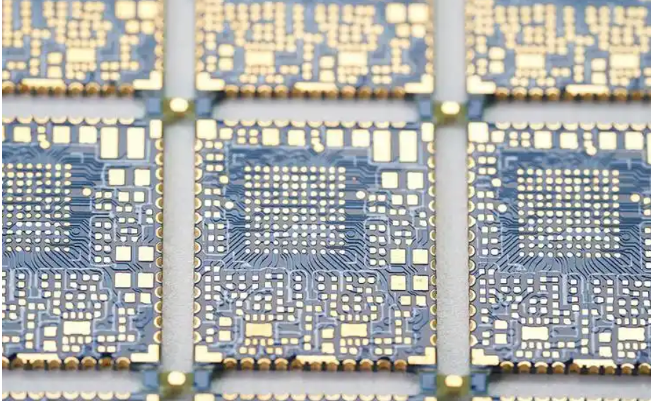 PCB批量制造中半孔板金属化槽孔工艺补偿方案设计