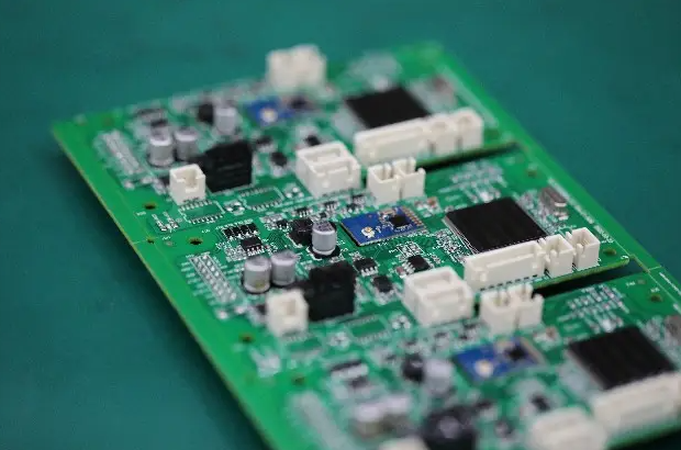 汽车电子PCB抗振动布线加固设计