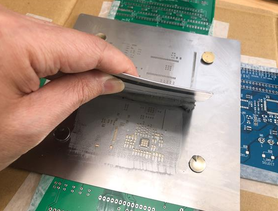 焊膏模板设计：完美PCB印刷的关键因素