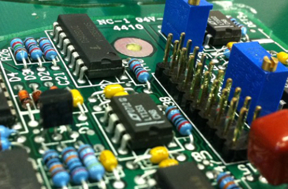 提高 PCB 耐用性：为什么通孔元件在高应力应用中仍然必不可少