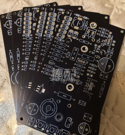 如何保證PCB絲印字符大小與位置合適？