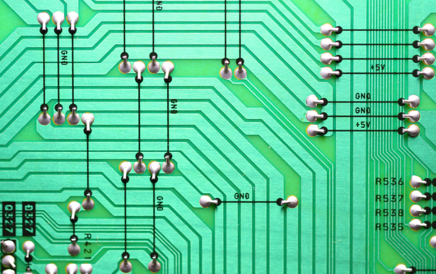 高频PCB叠层的串扰抑制与EMC防护设计指南